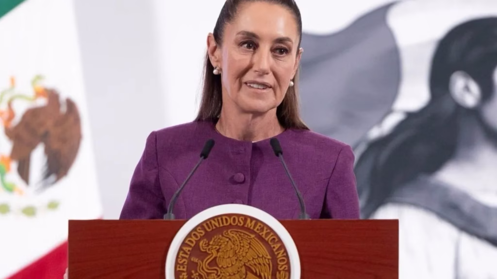Funcionaria federal ofrece un mensaje público desde un atril con símbolos nacionales