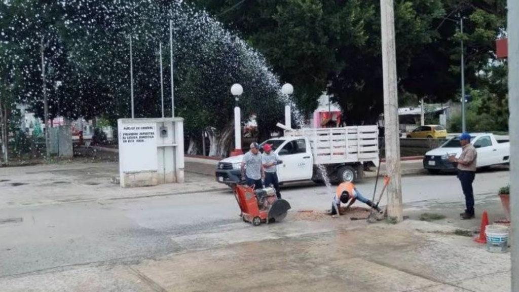 Personal trabaja en una reparación de la red de agua potable en una calle de Lázaro Cárdenas.