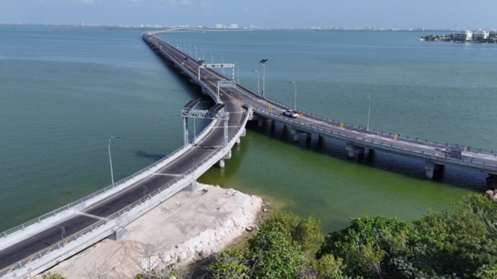 Puente sobre la laguna Nichupté como parte de la infraestructura de Cancún