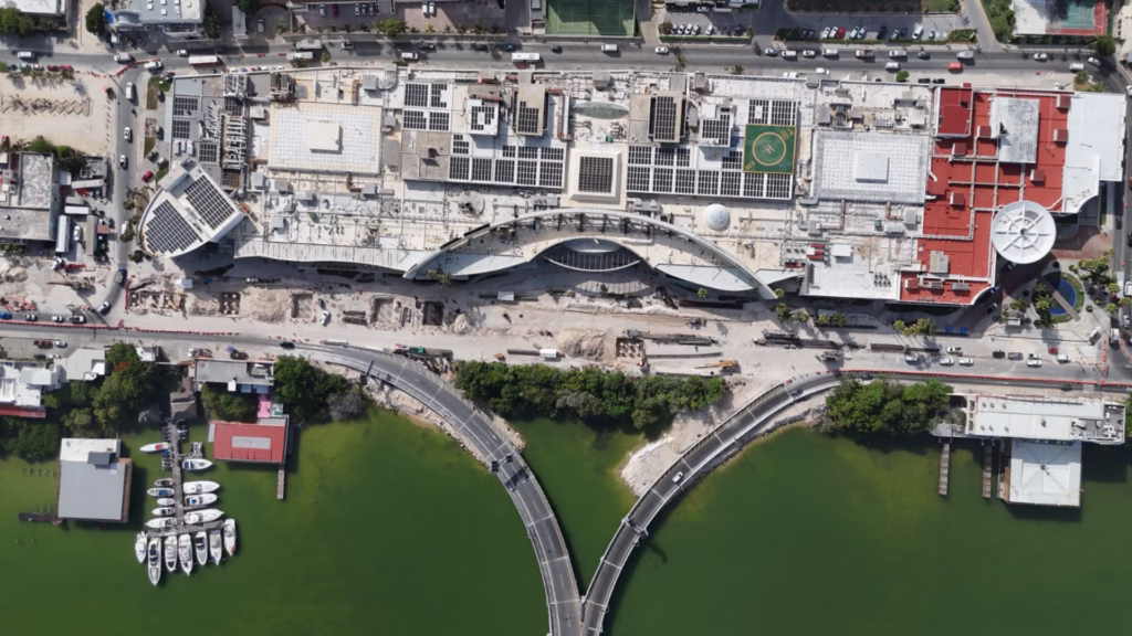 Vista aérea de obras de infraestructura en Cancún junto a la laguna Nichupté