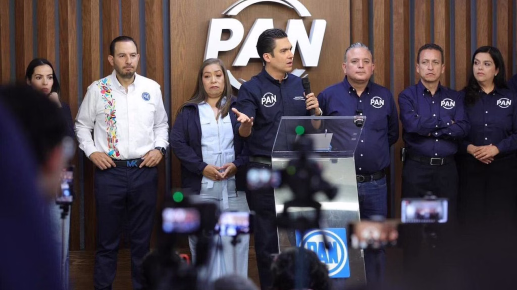Jorge Romero Herrera acompañado por dirigentes del PAN durante una conferencia