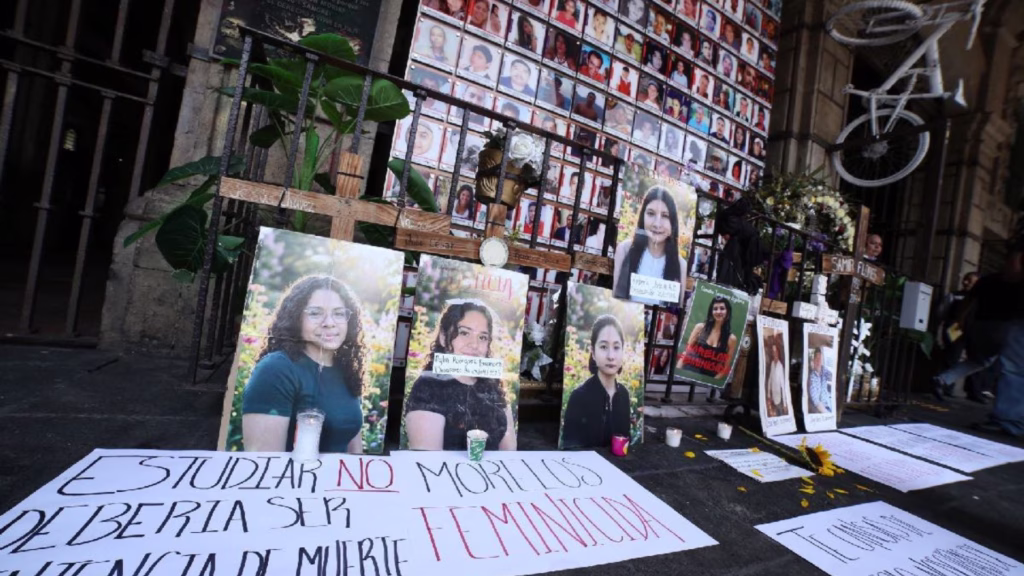Memorial con fotografías de jóvenes víctimas de violencia y cruces frente a un edificio público