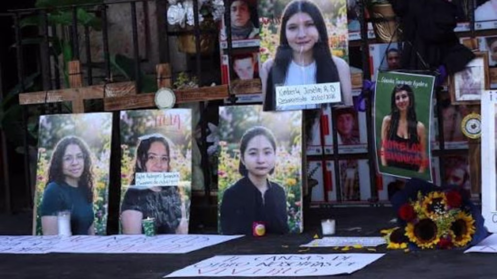 Fotografías y ofrendas colocadas en memoria de jóvenes víctimas de violencia