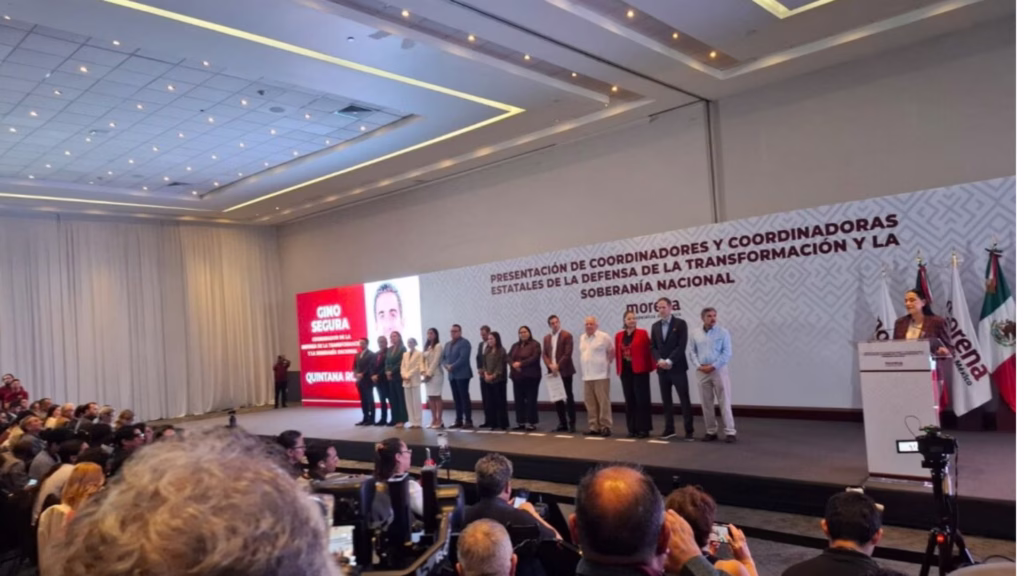 Escenario del Informe de Gobierno de Ana Paty Peralta en Cancún con funcionarios e invitados