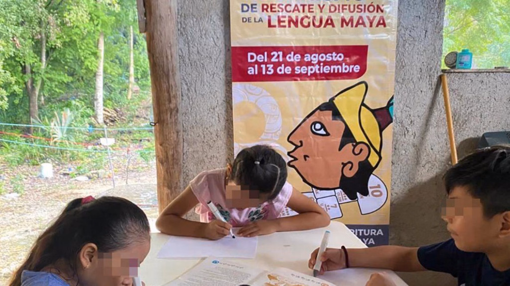 Niñas y niños participan en actividades orientadas al rescate y difusión de la lengua maya en Quintana Roo.