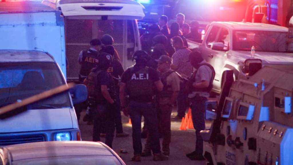 Agentes de investigación participan en un operativo nocturno de seguridad en Mexicali, Baja California.