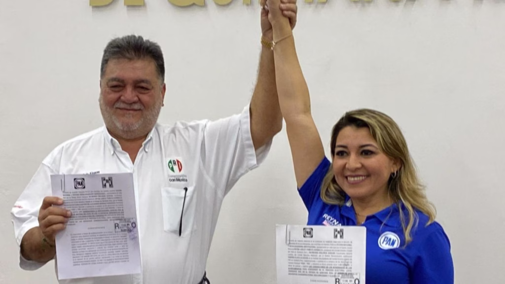 Representantes del PAN y PRI muestran documentos durante un acuerdo político en Quintana Roo