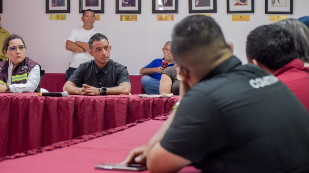 Autoridades municipales, estatales y representantes de mototaxistas participan en una reunión de trabajo en Cancún.
