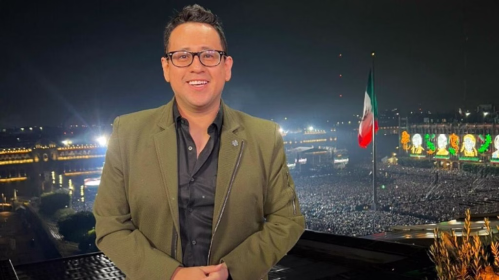 Periodista durante una cobertura informativa frente al Zócalo de la Ciudad de México