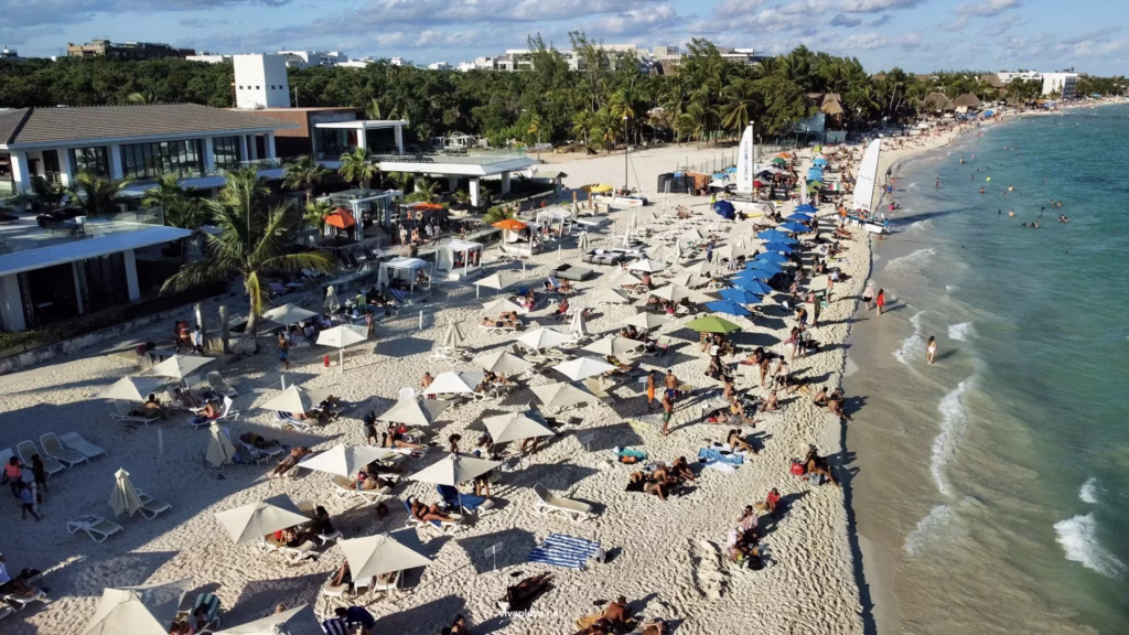 Vista aérea de la zona de Playa Mamita’s con clubes de playa y turistas