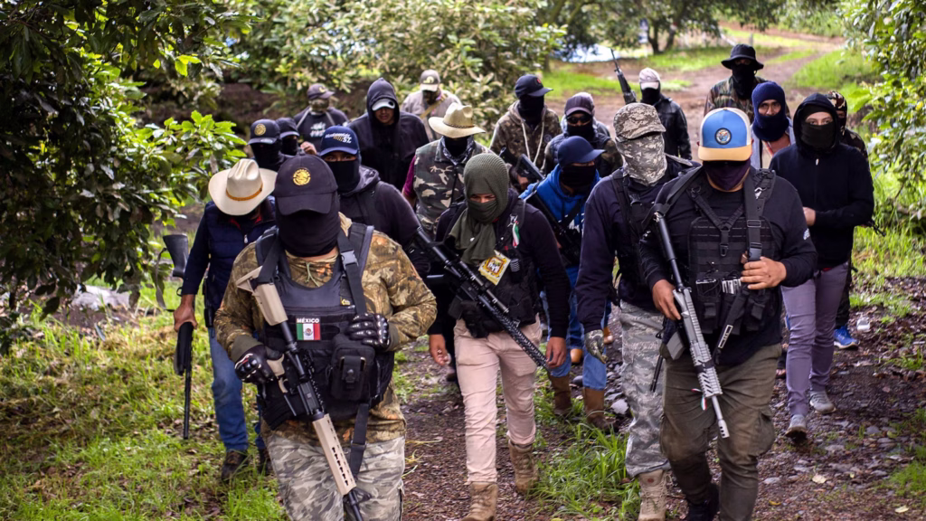 Grupo de hombres armados recorre una zona rural vinculada con actividades agrícolas en Michoacán