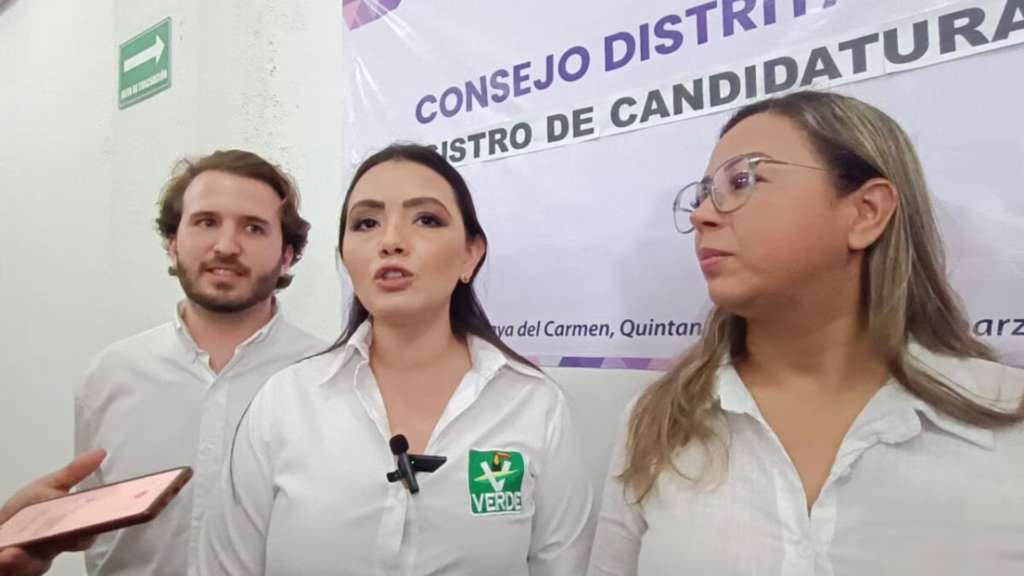 Representante del Partido Verde durante un registro de candidatura en Playa del Carmen