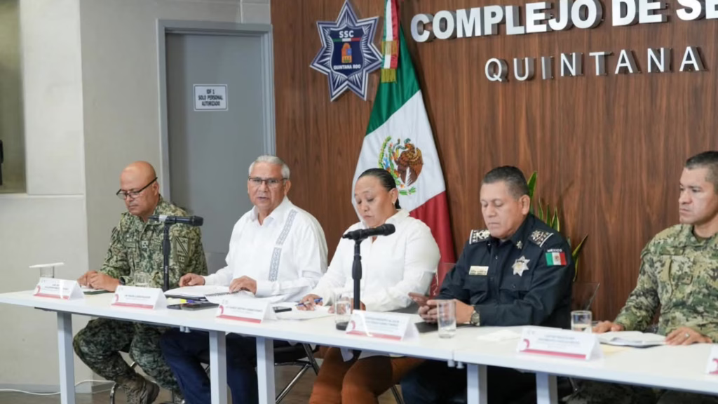 Fotografías difundidas por la Fiscalía de Quintana Roo de seis hombres detenidos por delitos relacionados con narcomenudeo en Cancún.