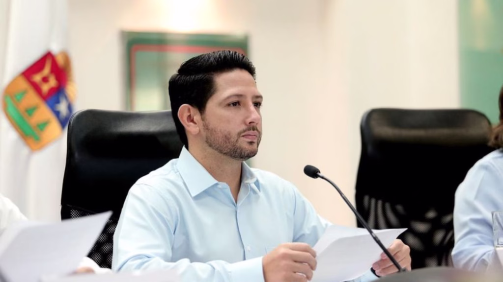 : Legislador durante una sesión en el Congreso de Quintana Roo