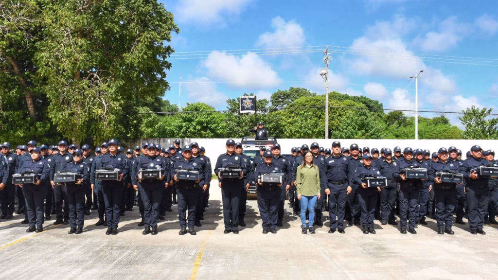 Elementos de la Policía Municipal de Othón P. Blanco durante un acto institucional