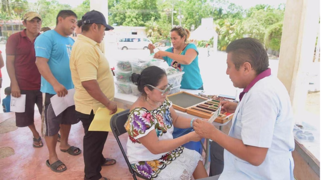 Mujer recibe atención visual durante una Caravana del Bienestar en Quintana Roo