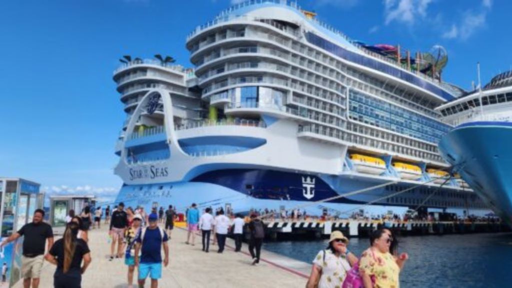 Crucero Star of the Seas atracado en un muelle de Cozumel
