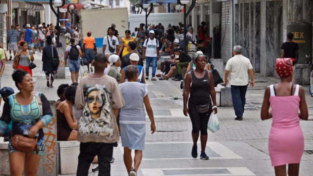 Personas caminan por una calle de La Habana, Cuba, en septiembre de 2026