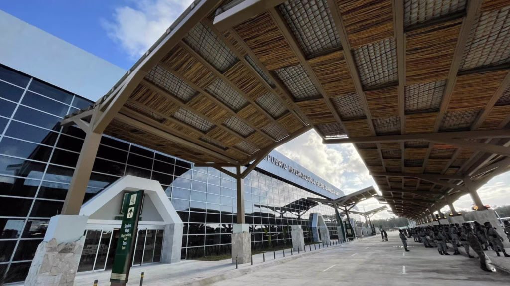 Acceso a la terminal del Aeropuerto Internacional de Tulum