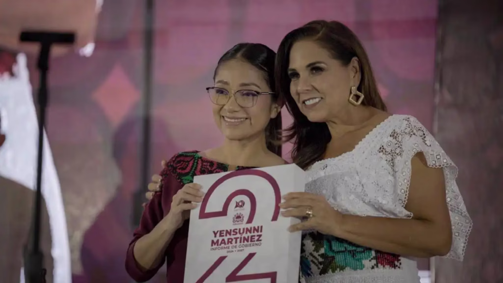 Yensunni Martínez y Mara Lezama posan durante el Segundo Informe de Gobierno en Othón P. Blanco