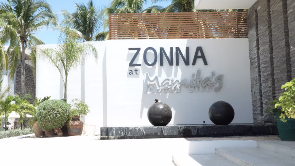 Letrero de ZONNA junto al nombre de Mamita’s Beach Club en Playa del Carmen