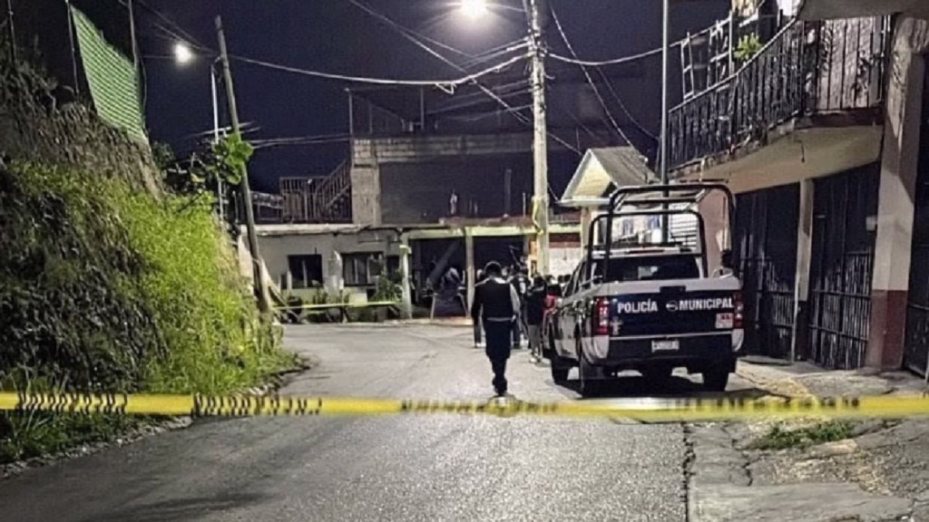 Calle acordonada por la policía durante diligencias tras un hecho violento en Cuernavaca