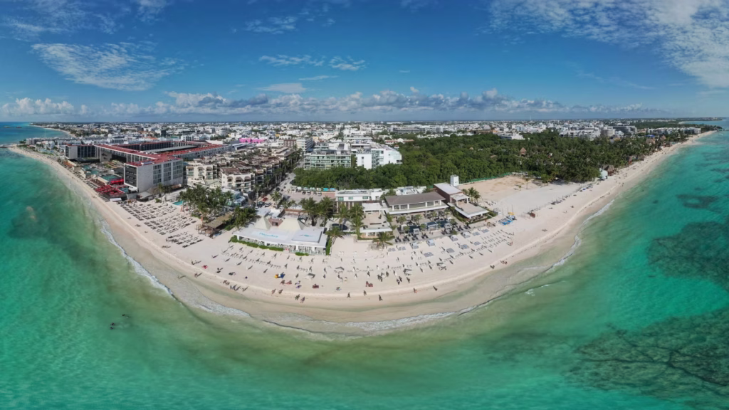 Vista aérea panorámica de Playa Mamita’s y la zona urbana de Playa del Carmen