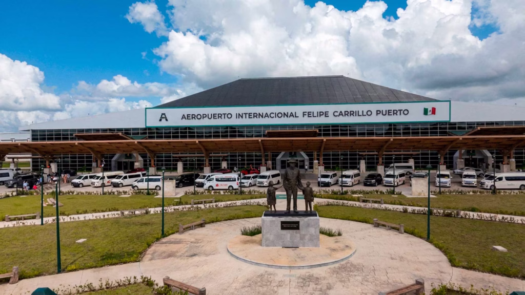 Interior de la terminal del Aeropuerto Internacional Felipe Carrillo Puerto en Tulum, Quintana Roo.