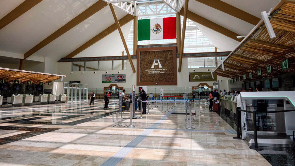 Interior de la terminal del Aeropuerto Internacional Felipe Carrillo Puerto en Tulum, Quintana Roo.