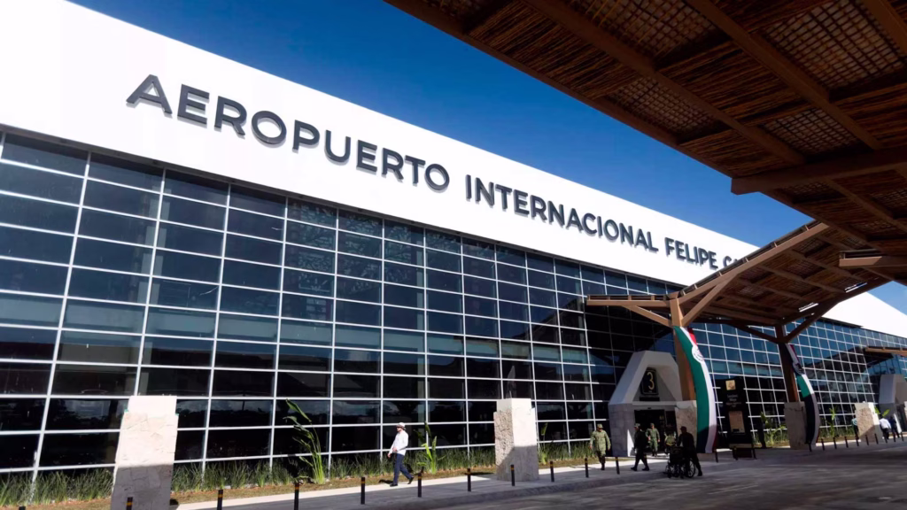 Interior de la terminal del Aeropuerto Internacional Felipe Carrillo Puerto en Tulum, Quintana Roo.