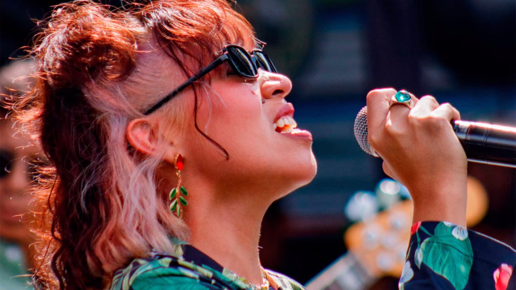 La artista utiliza la música para hablar del territorio, las mujeres, el amor y la vida cotidiana.
