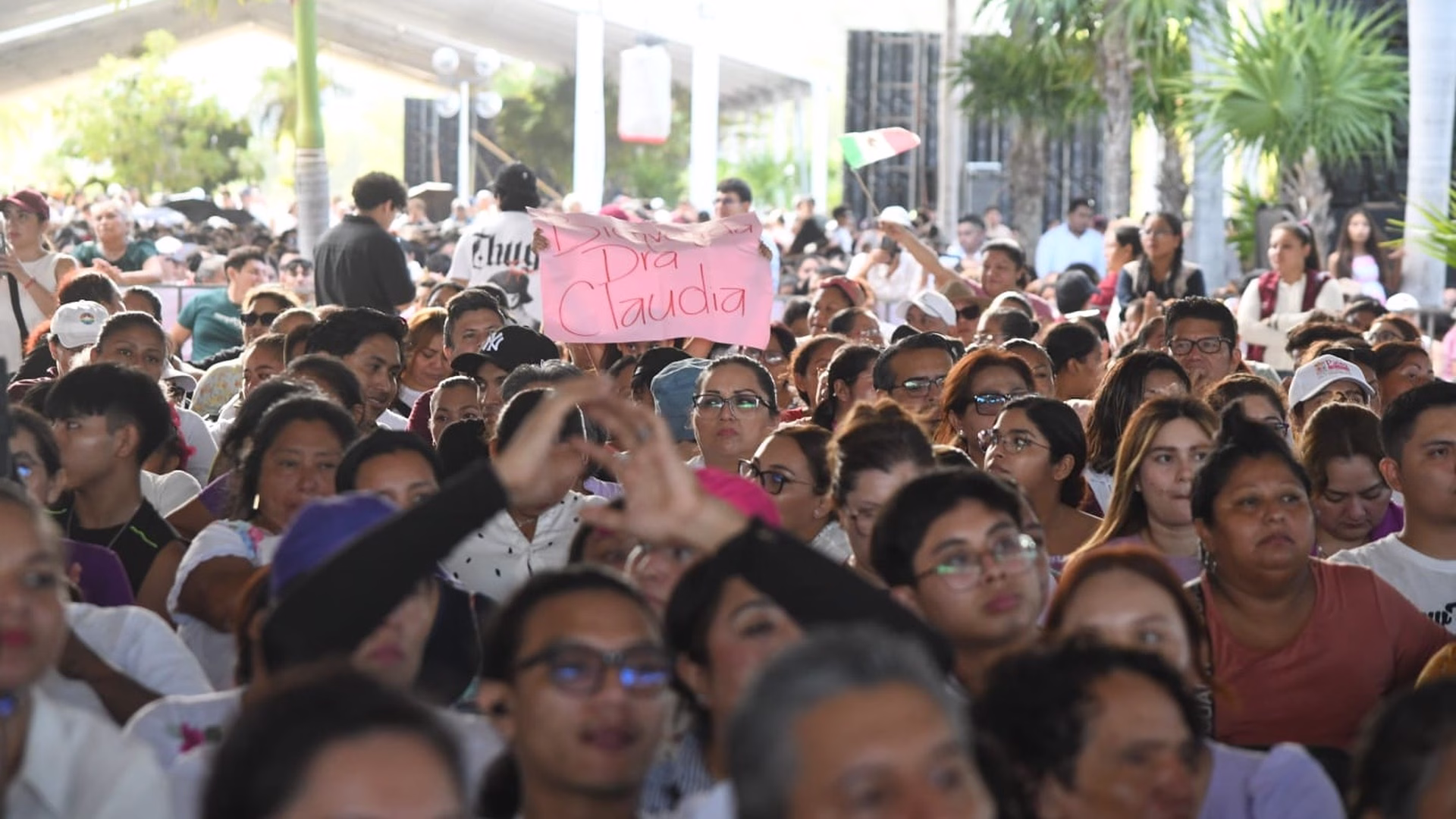Asistentes durante el mensaje de Claudia Sheinbaum en su gira de rendición de cuentas por Quintana Roo.