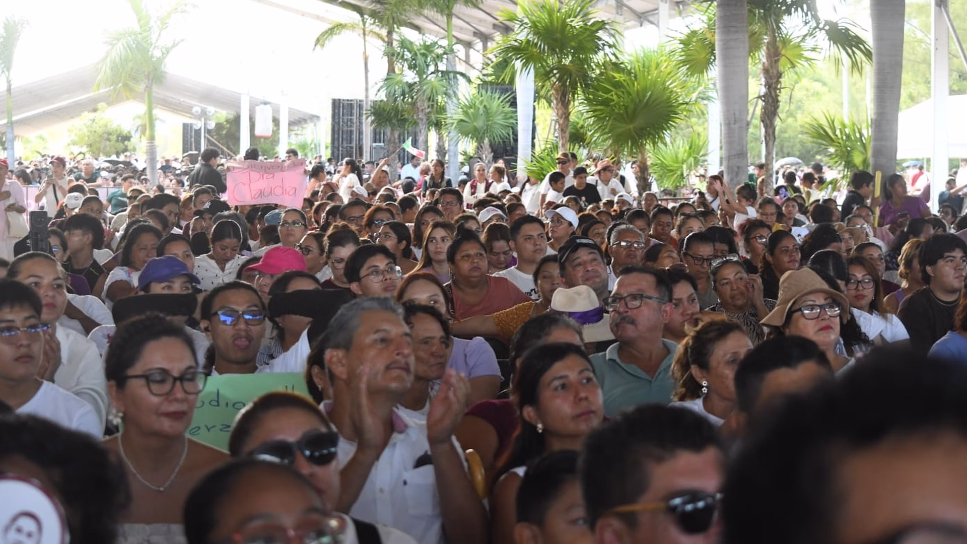 Ciudadanos reunidos durante el mensaje de Claudia Sheinbaum en Quintana Roo.
