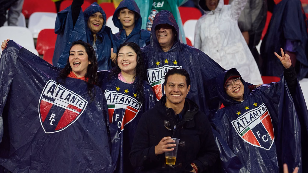 Aficionados del Atlante, club que forma parte de la discusión sobre las condiciones para competir en Primera División.