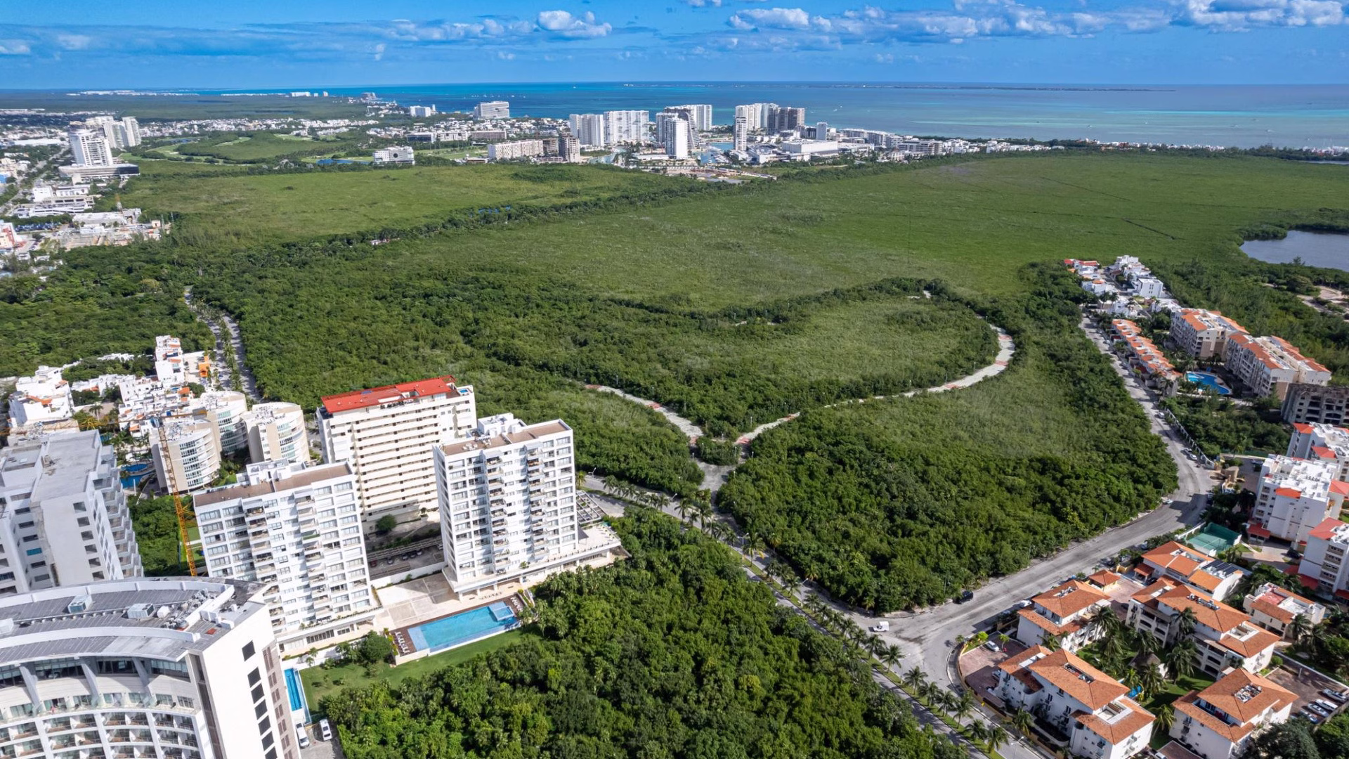 Vista aérea de Cancún, donde el crecimiento urbano convive con amplias extensiones de vegetación.