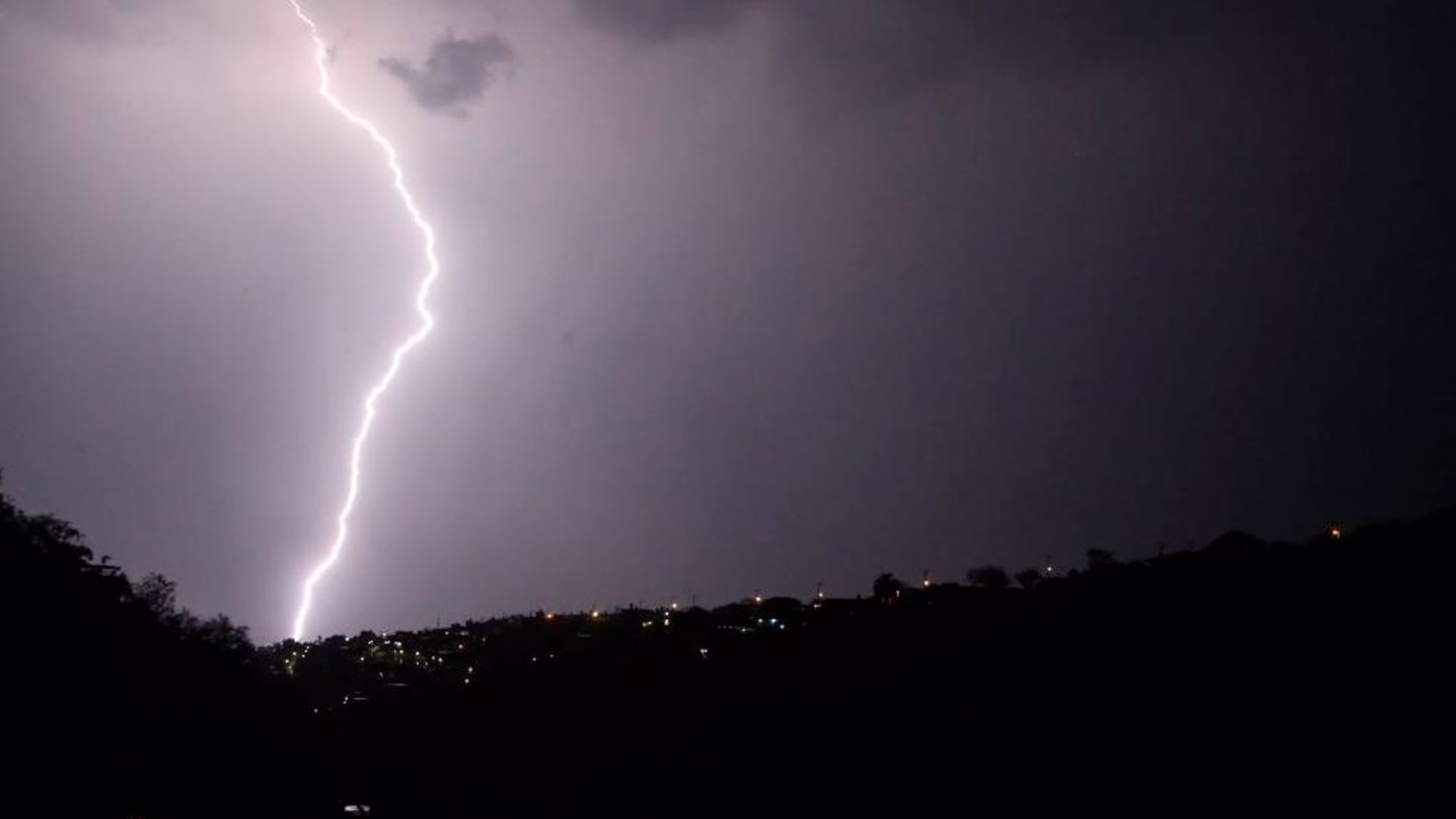 Los rayos representan un riesgo durante la temporada de lluvias, especialmente en zonas abiertas y regiones montañosas.