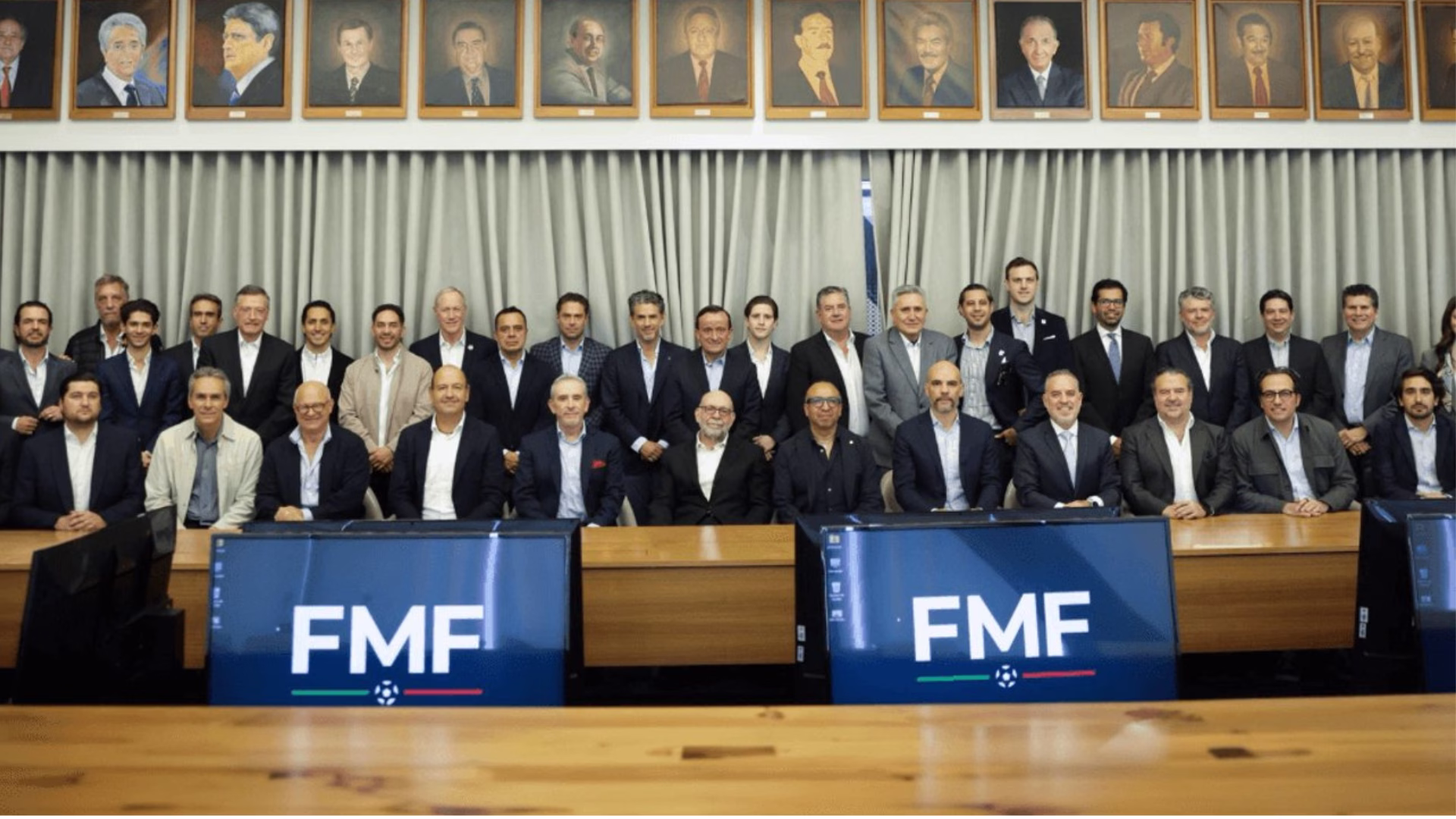 Directivos y representantes de clubes durante una reunión de la estructura del futbol mexicano.