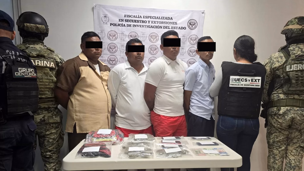 Elementos de seguridad y personas detenidas durante una acción de la Fiscalía especializada en secuestro y extorsiones.
