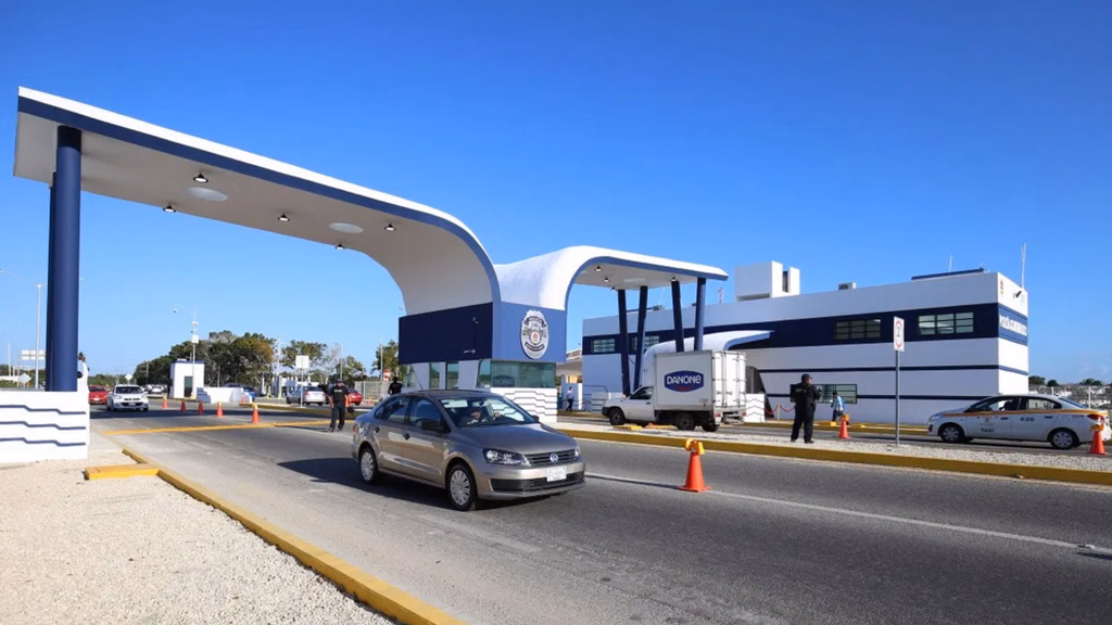 La instalación de luminarias solares en un filtro carretero de Chetumal figura entre los contratos documentados.