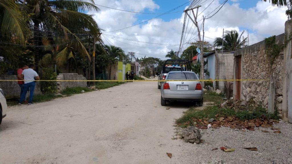 Elementos policiales mantienen presencia en zonas urbanas de Cancún.