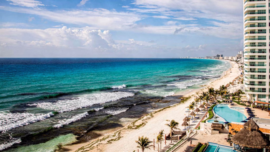 Cancún concentra parte de la presión por los arribos de sargazo mientras se amplían las acciones para contener y retirar la macroalga.