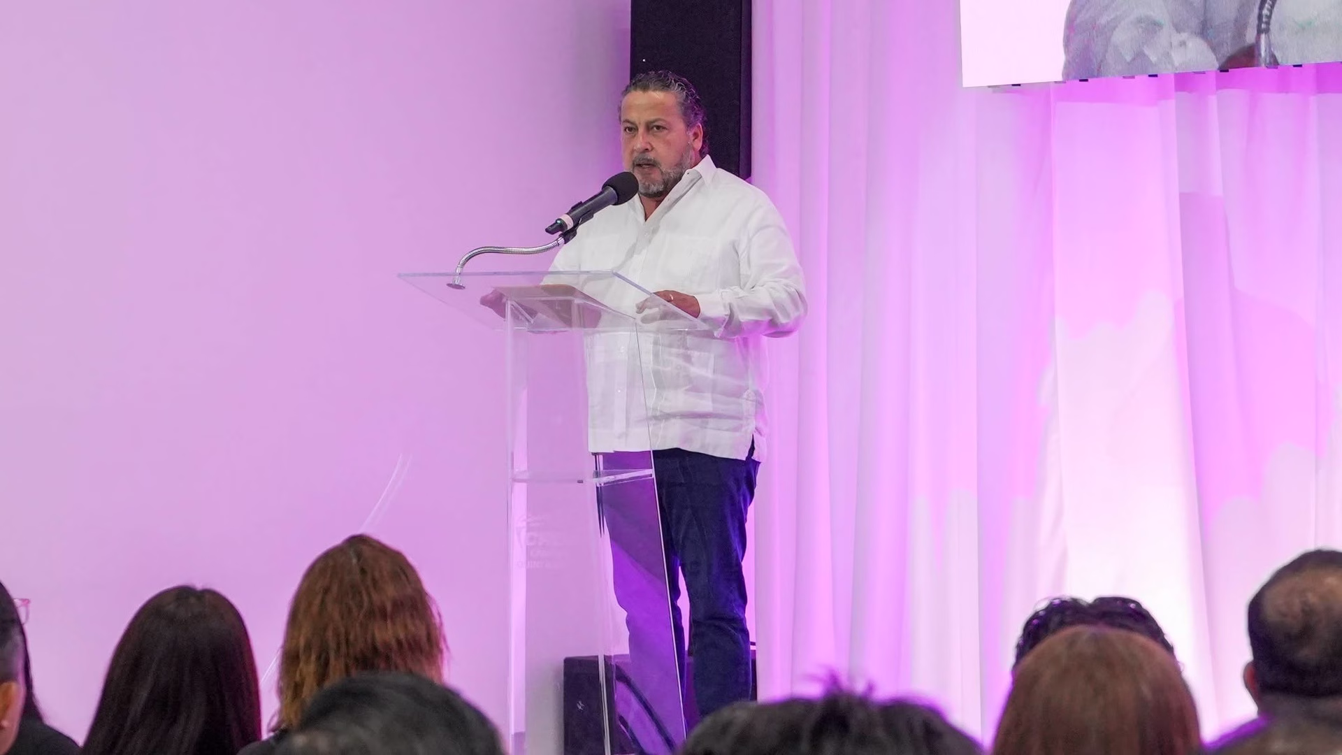 Jorge Sanén inició su trayectoria en el Ayuntamiento de Benito Juárez en 2018 y actualmente forma parte de la XVIII Legislatura.