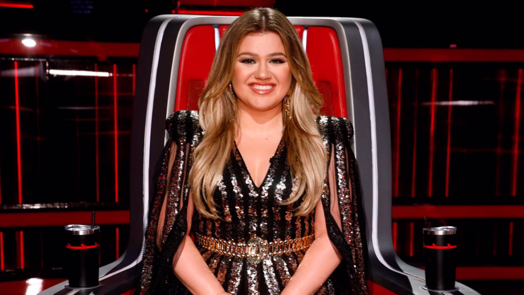 Kelly Clarkson como coach de The Voice durante su regreso al reality musical.