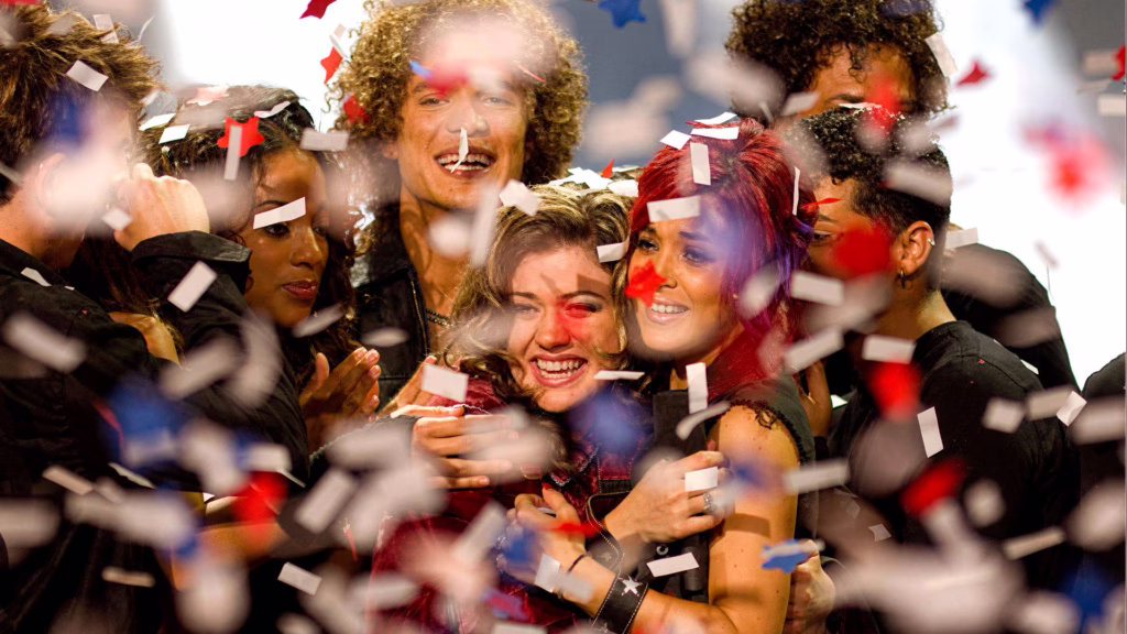 Kelly Clarkson celebra su triunfo como primera ganadora de American Idol, hace 24 años.