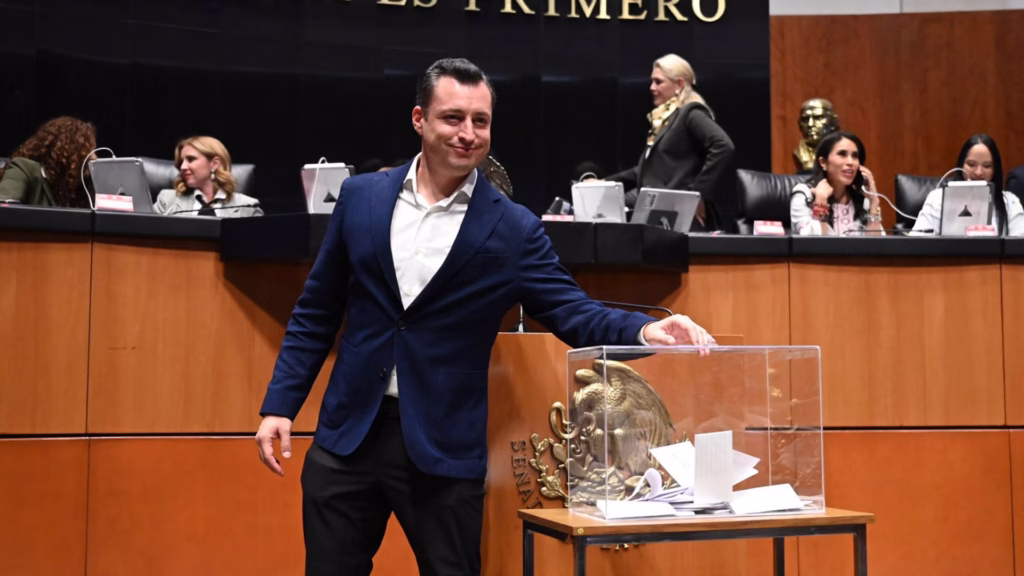 El senador Luis Donaldo Colosio cuestionó los ataques políticos contra Grecia Quiroz durante su intervención legislativa.