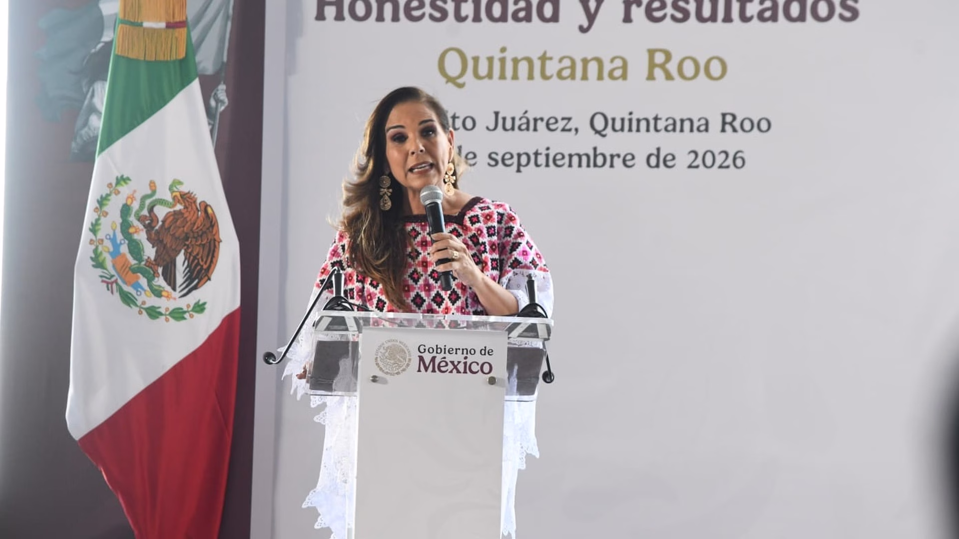 Mara Lezama durante un acto público en Quintana Roo.