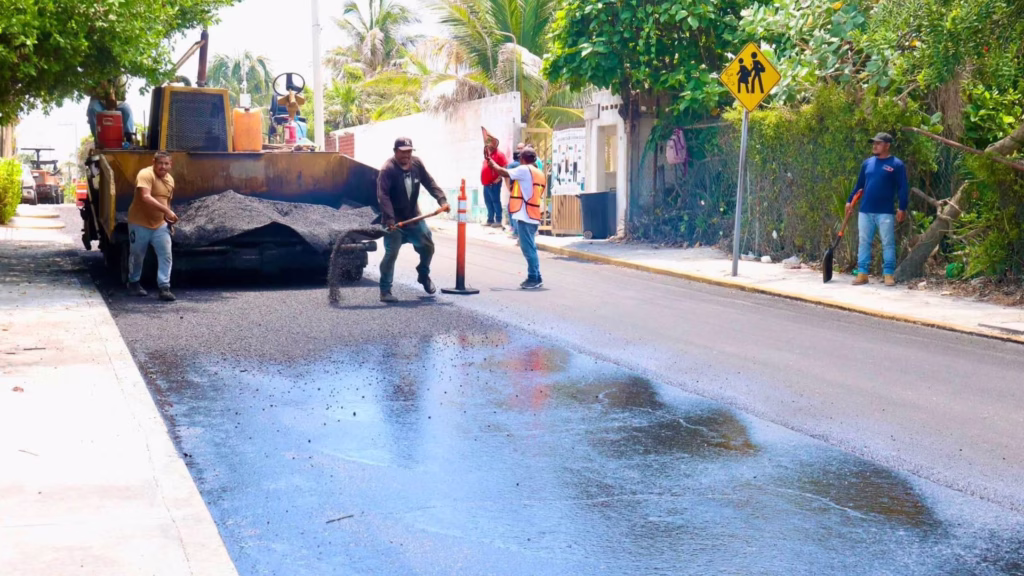 Isla Mujeres mantiene trabajos de pavimentación y mejoramiento vial dentro de los proyectos de infraestructura desarrollados por el Ayuntamiento.