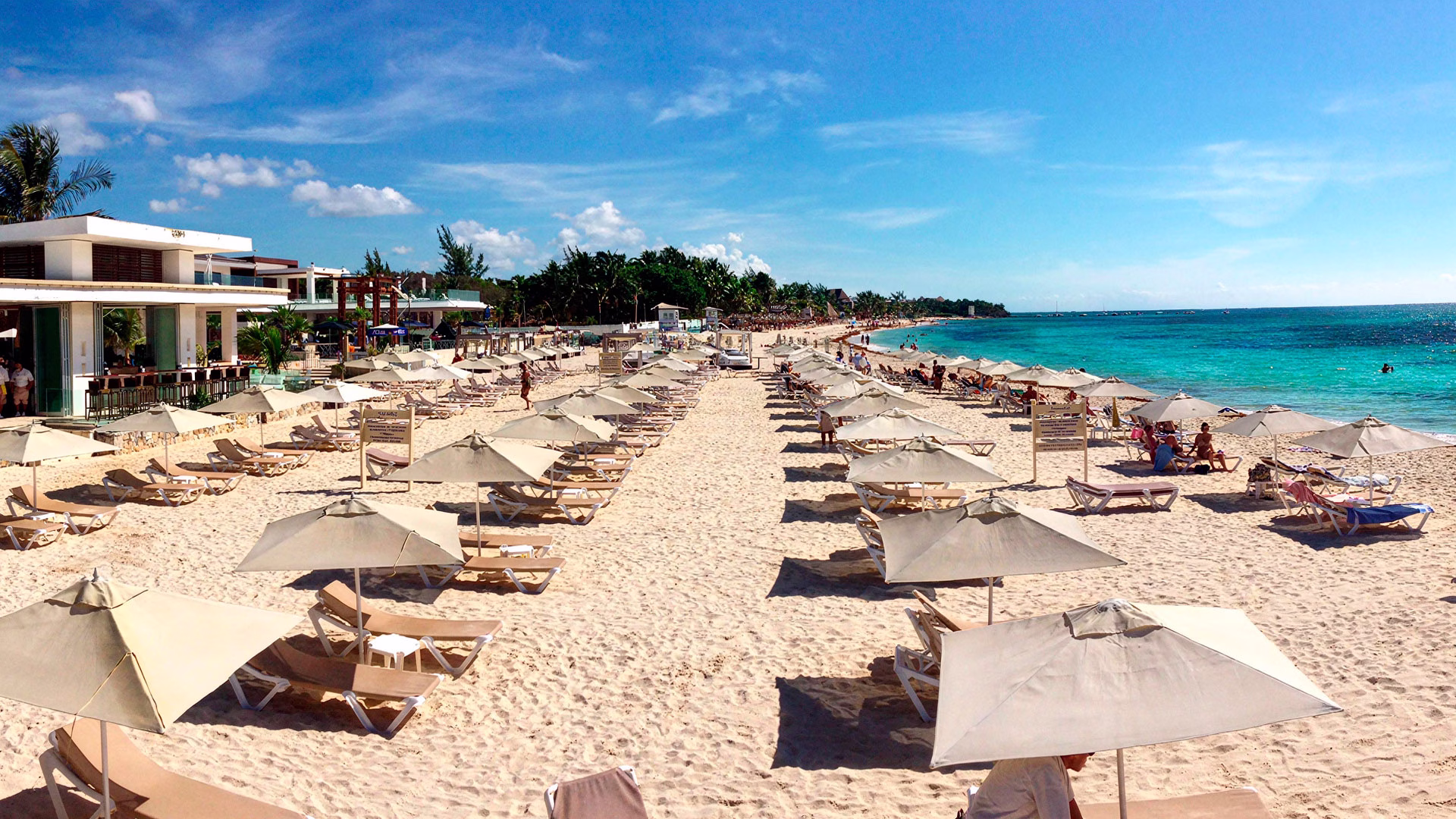 La infraestructura turística de Playa del Carmen recibe visitantes nacionales e internacionales en sus playas del Caribe mexicano.