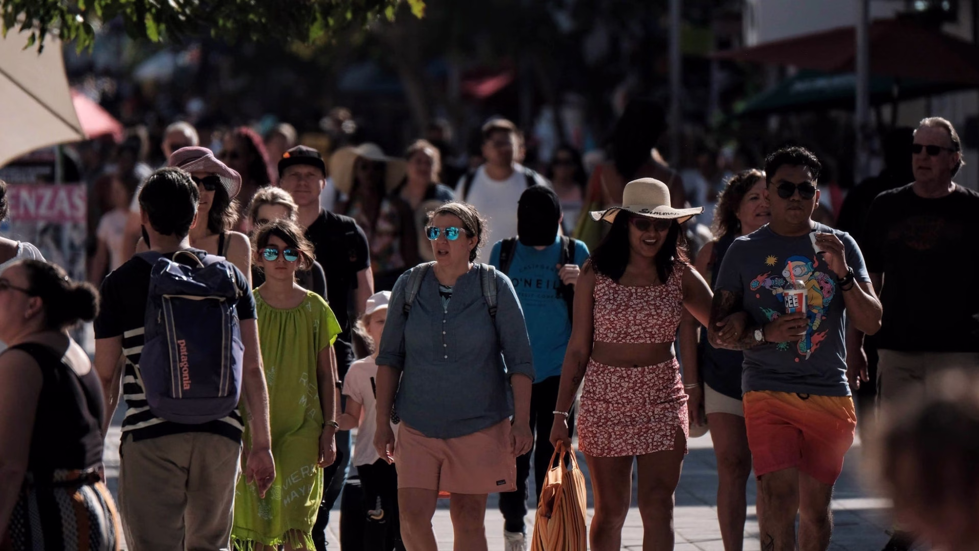 La demanda de servicios urbanos de Cancún no depende únicamente de sus residentes: la actividad turística y la población flotante también ejercen presión sobre la ciudad.