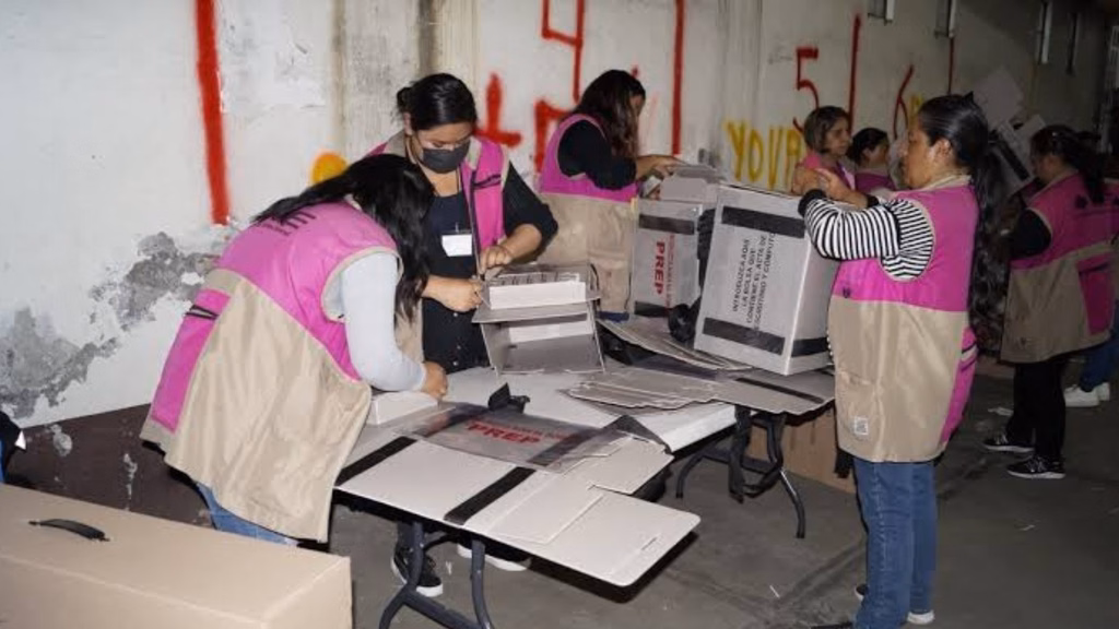 La organización de las elecciones requiere preparación de materiales y operación electoral antes de la jornada de votación.